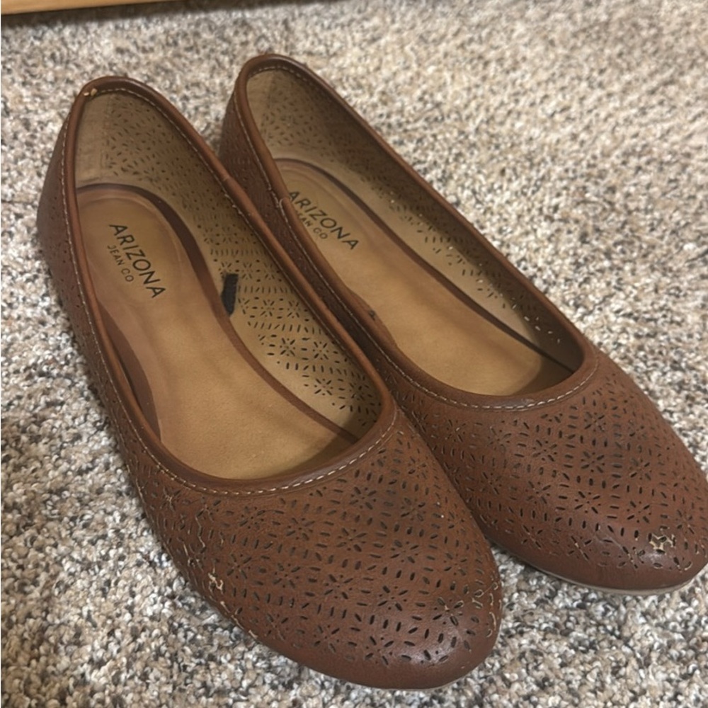 Arizona Jean Company Women's Tan Perforated Flats